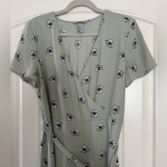 H&M Women’s Sage Green Floral Dress - Picture 2 of 4